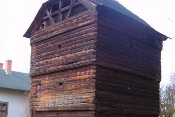 věžová roubená sýpka z r.1714 přenesená sem v 80. letech 20.stol. (© Anna Hladíková, 03/2010)