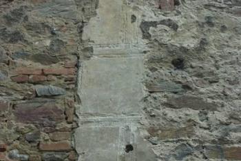 Tvrz Plaňany - zbytek sgrafitové výzdoby (© Milan Caha, 06/2007)