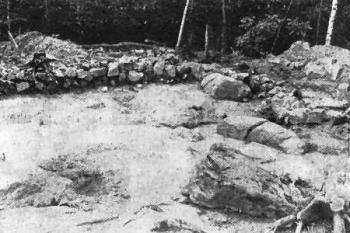 fotografie z výzkumů A. Hejny (V. Wolf: Archeologické výzkumy na Trutnovsku v letech 1966-86.. (in Krkonoše - Podkrkonoší, sv. 8, Trutnov 1989))