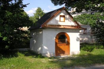 Pohled na kapličku od hlavní silnice ( © Jan P. Štěpánek 06/2007)