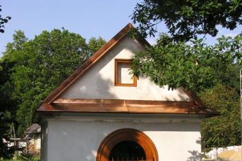 Nově opravovaná kaple u Adámkovy vily ( © Jan P. Štěpánek 06/2007)