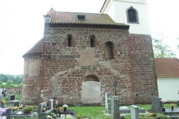 Severní stěna kostela (© Milan Caha, 06/2007)