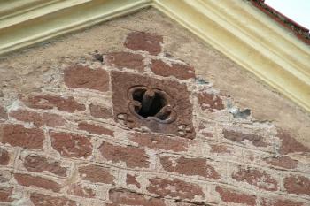 drobné románské okénko ve štítu lodi ( © Milan Caha 10/2008)