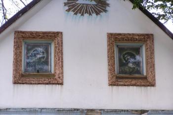 Obrazy ve štítě kaple ( © Jan P. Štěpánek 06/2007)