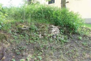 Hrad Stříbrná Skalice - zbytky hradní brány (© Milan Caha, 06/2007)