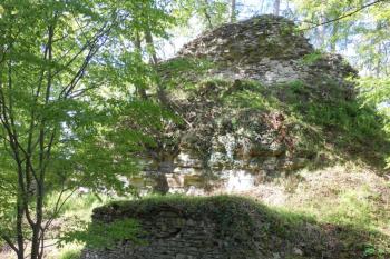 Štítová zeď od 1. předhradí a eskarpová zeď šíjového příkopu (© Jan Večeřa, 05/2015)