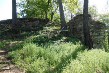 Štítová zeď zevnitř 2. předhradí (© Jan Večeřa, 05/2015)