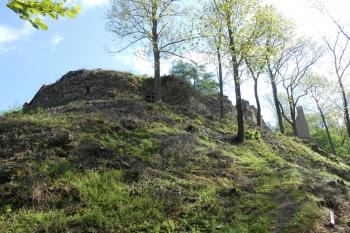 Západní a jižní fronta jádra hradu (© Jan Večeřa, 05/2015)