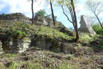 Jižní bok jádra hradu, patrny zbytky renesanční přístavby (© Jan Večeřa, 05/2015)