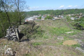 Západní plocha jádra s pozůstatky původního paláce (© Jan Večeřa, 05/2015)