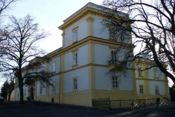 Zámek Úmonín - boční pohled na vstupní křídlo s věží (© Pavel Jarý,  10.02.2007)
