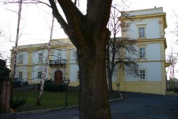 Úmonín - vstupní průčelí zámku (© Pavel Jarý,  10.02.2007)