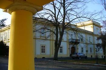 Úmonín - vstupní průčelí (© Pavel Jarý,  10.02.2007)