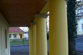 Úmonín - sloupořadí hospodářské budovy (© Pavel Jarý,  10.02.2007)