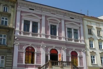 průčelí Masných krámů obrácených do Dolního náměstí ( © Jan P. Štěpánek 05/2009)