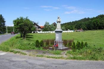 Celkový pohled na křižovatku silnic se sochou sv. Antonína Paduánského ( © Jan P. Štěpánek 06/2007)