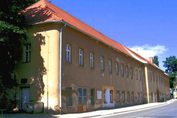 Pohled na zámek v Medlánkách od jihovýchodu ( © Pavel Vítek 06/2007)