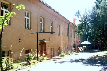 Pohled na zámek v Medlánkách od zámeckého parku ( © Pavel Vítek 06/2007)