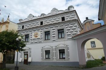 průčelí s bránou ( © Milan Caha 07/2009)