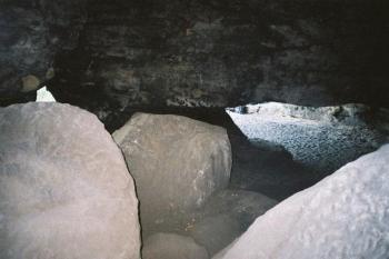 Frienstein - zřícené balvany v puklinové jeskyni Idagrotte (© Pavel Jarý,  07.07.2003)