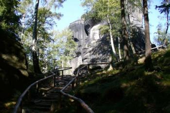Frienstein - skalní blok na kterém stával strážní hrad (© Pavel Jarý,  24.09.2006)