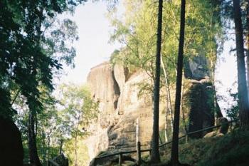 Frienstein - skalisko při vstupu k bývalému skalnímu hradu (© Pavel Jarý,  07.07.2003)
