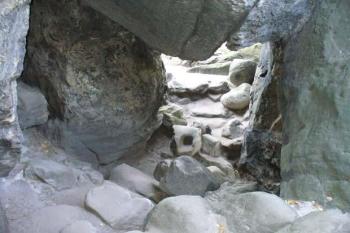 Frienstein - skalní průrva se zaklesnutým balvanem sloužila jako branka do předhradí (© Pavel Jarý,  24.09.2007)