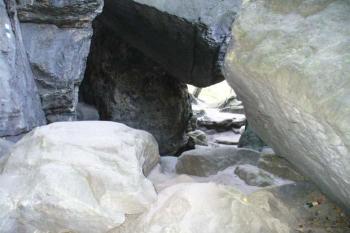 Frienstein - skalní průrva se zaklesnutým balvanem, sloužila jako branka (© Pavel Jarý,  24.09.2006)