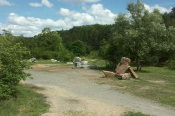 Bojiště - instalace plastik Kurta Gebauera (© Milan Caha, 06/2007)