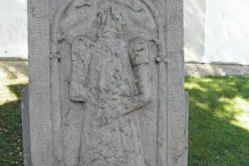Náhrobek Evy Valšové z roku 1582 u kostela (©  doxa, 10/2011)