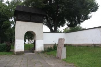 Brána na bývalý hřbitov od východu ( © Ivan Grisa 06/2010)