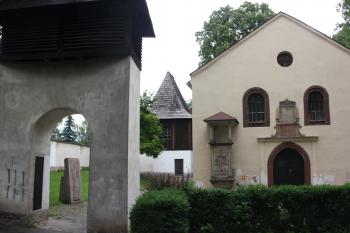 Areál od západu, zleva vstupní brána, zvonice a kostel ( © Ivan Grisa 06/2010)