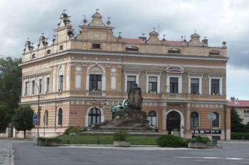 Husovo náměstí s pomníkem (© Milan Caha, 06/2007)