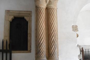Pozůstatky gotických arkád (© Jan Večeřa, 08/2015)