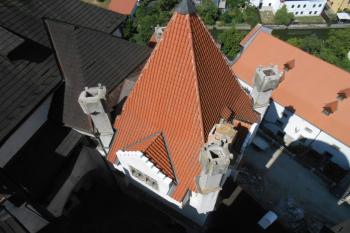 Komíny věže Menhartky (Červené) shora (© Jan Večeřa, 08/2015)