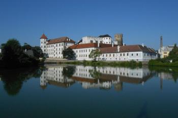 Na zámek je krásný výhled z mostu do města (© Jan Večeřa, 08/2015)