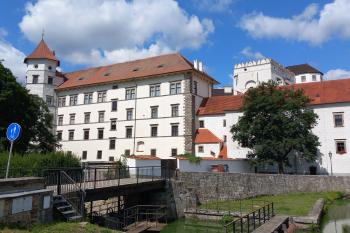 Pohled na západní stranu zámku (© Ivo Rozehnal  07/2026)