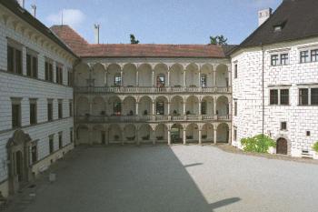 Hradni nadvori (2003 ©Tomas Forche)