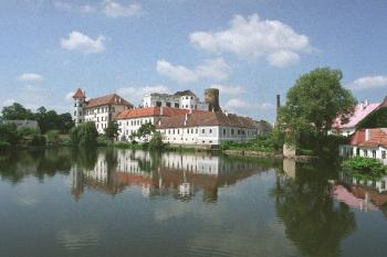 Pohled na hrad pres rybnik maly Vajgar (2003 ©Tomas Forche)