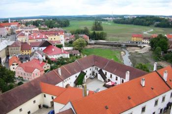 Pohled z hradní věže přes 2. a 1. nádvoří na část města a vypuštěný rybník Vajgar ( © Jana Štěpánková 08/2007)