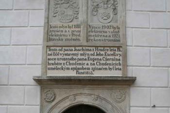 Portál zámeckého mlýna, později nejstarší elektrárny v Předlitavsku (© Ivan Grisa, 05/2006)