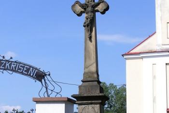 Kříž před vstupem do areálu hřbitova s kostelem ( © Jan P. Štěpánek 06/2007)