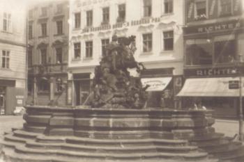 Olomouc - Caesarova kašna - pohlednice z počátku 20.století (soukr.sbírka IvoR) (© TATRA - POSTGART)