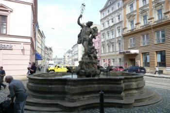 celkový pohled na Merkurovu kašnu ( © Jan P. Štěpánek 06/2009)