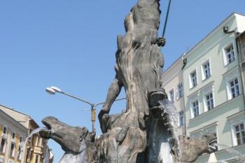 Sousoší na Herkulově kašně ( © Jan P. Štěpánek 04/2009)