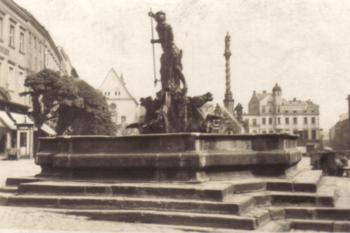 Olomouc - Neptunova kašna - pohlednice z počátku 20.století (soukr.sbírka IvoR) (© TATRA - POSTGART)