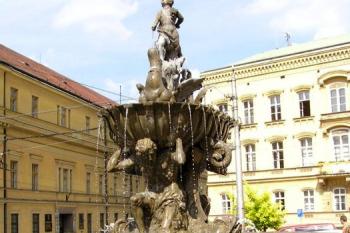 Kašna Tritónů na náměstí Republiky ( © Jan P. Štěpánek 06/2005)