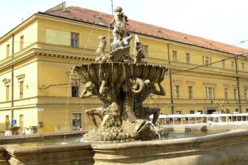 Kašna Tritónů na náměstí Republiky ( © Jan P. Štěpánek 06/2005)