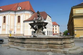 celkový pohled na kašnu Tritónů na náměstí Republiky v Olomouci ( © Jan P. Štěpánek 05/2009)