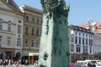jedna ze skulptur tvořících Arionovu kašnu na Horním náměstí ( © Jan P. Štěpánek 05/2009)